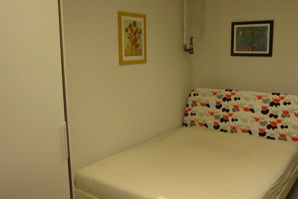 3. Raum mit Fenster, eingerichtet mit 1 Einzelbett (siehe Bild) und einem Doppelbett) und einem Spiegelschrank (links im Bild)