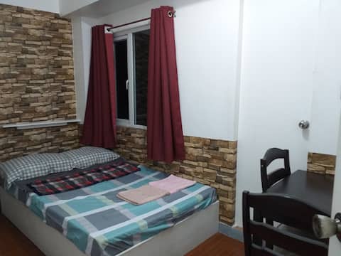 Cozy Room at the Penthouse Victoria De Manila 1