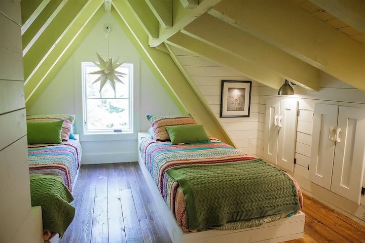 Avec deux lits jumeaux, le loft pour enfants est coloré et super confortable.