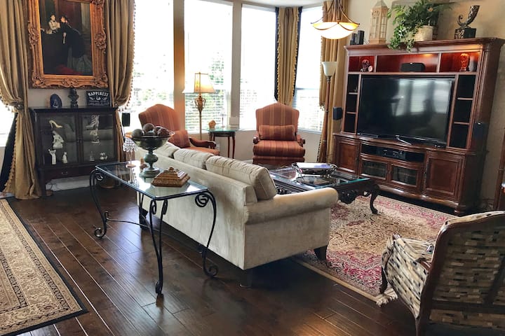 Elegant Manor - Golf Course View "Luxurious Home!" - Kyle, TX