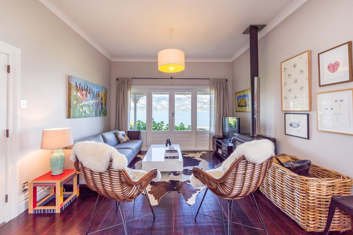 Popular Airbnb listing: Charming Seaside Villa in the Heart of Wainui in Banks Peninsula