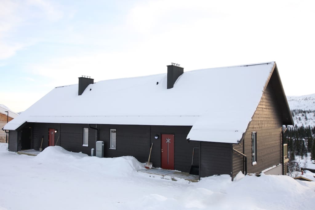 Boendet i vintermiljö, de är lägenheten på höger sida.