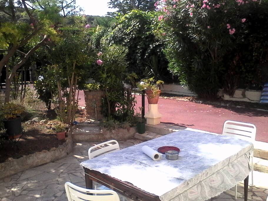 devant la maison,