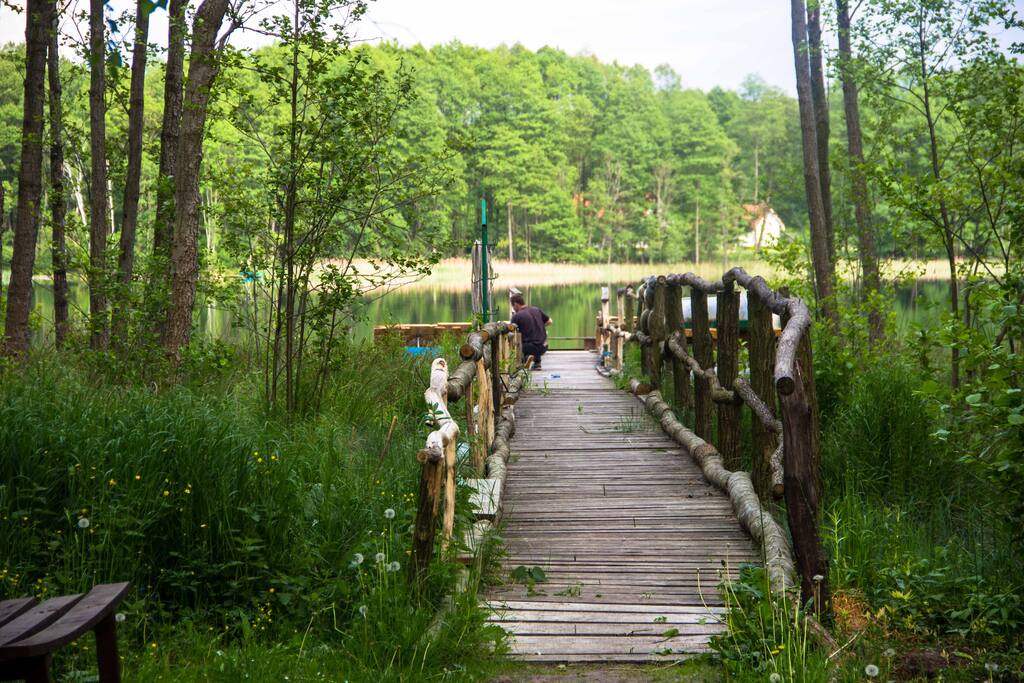Wejście na pomost z widokiem na jezioro