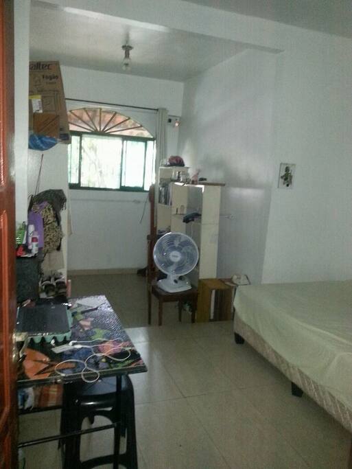 Quarto amplo e bem fresquinho. O ventilador é MUITO bom, praticamente um furacão.