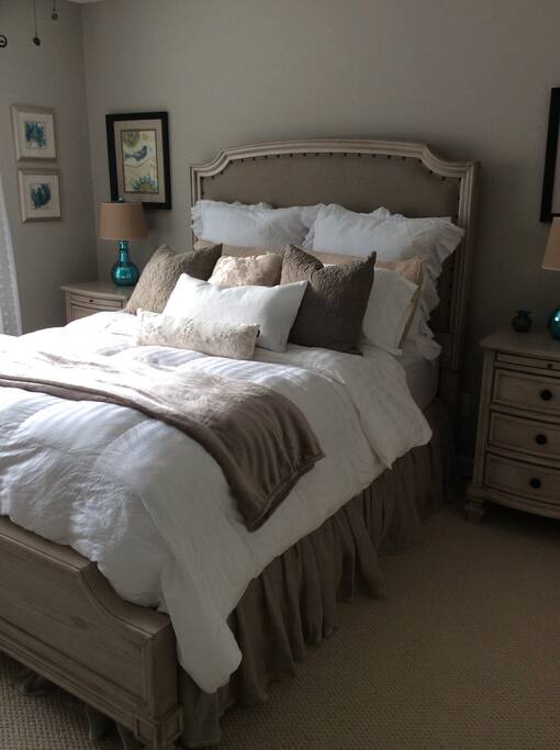 Guest bedroom 1
Queen/ brand new pillow top mattress
