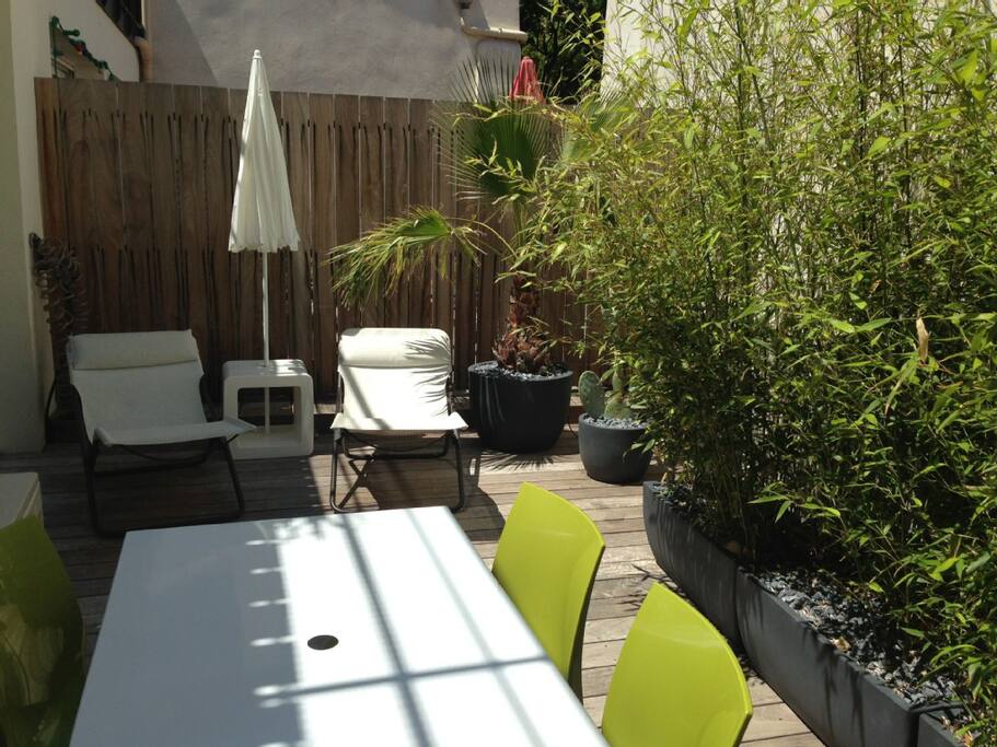 Terrasse avec table pour 4 et transats