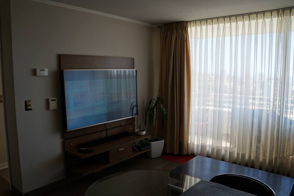 Sala equipada con televisor y cable de alta definición.
