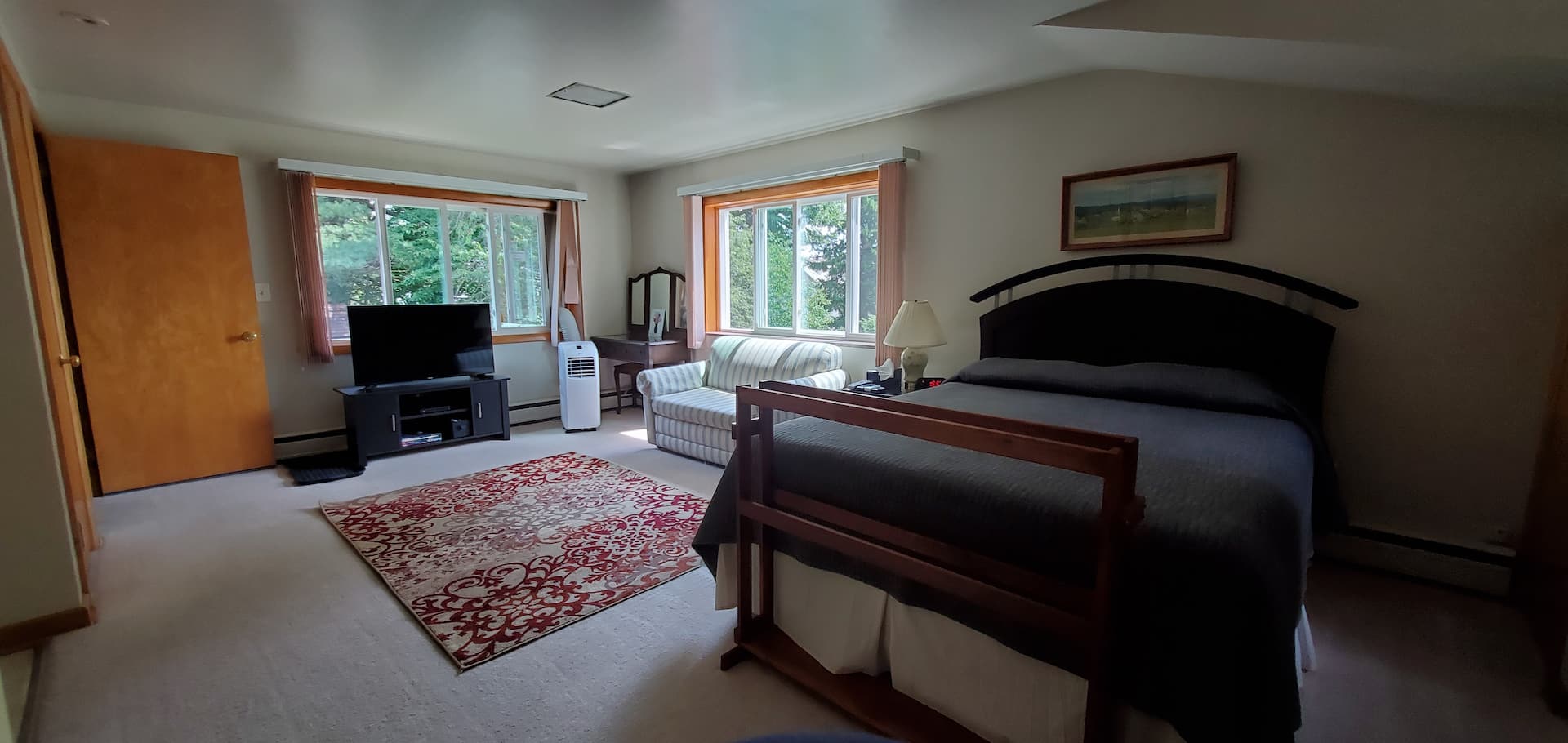 Private Above Garage Apartment & Private Bath