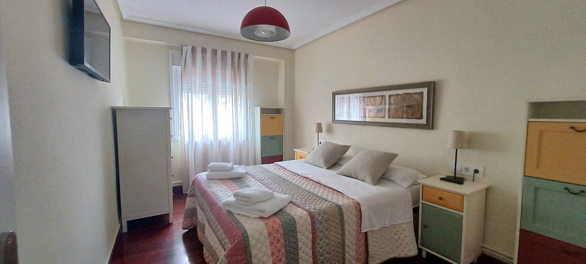 מיטה 150x190 עם 2 שידות לילה, 2 סנדלרים ומיטה נוחה. עם ארון מובנה וטלוויזיה