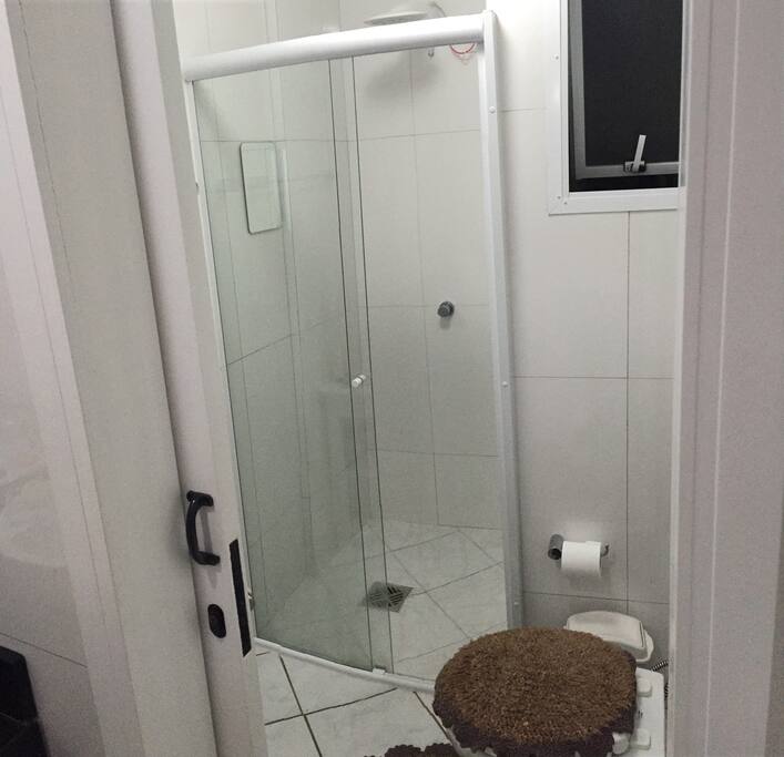 Lavabo + banheiro. Super ducha!