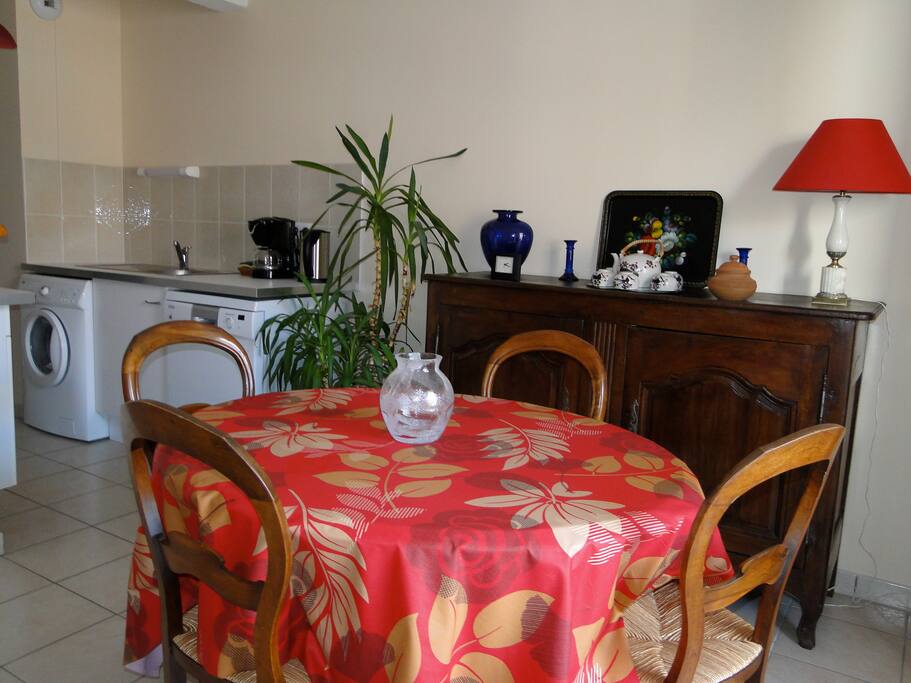 coin salle à manger donnant sur balcon