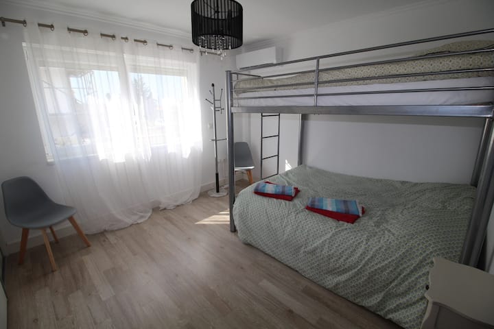 Habitación situada en la planta baja con 4 camas.