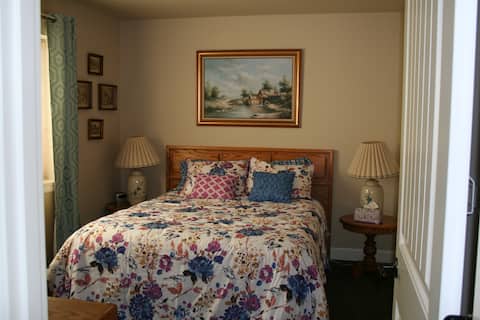 The Upstairs. Spacious, comfy & Pets OK.
