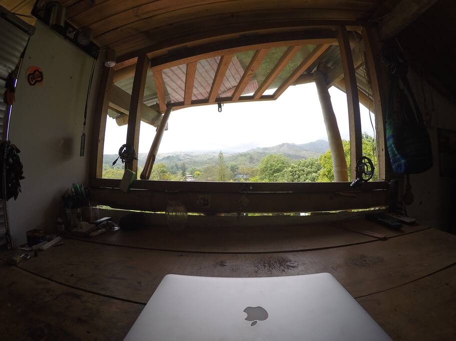 tercer piso, mesa de trabajo con vista a la montaña