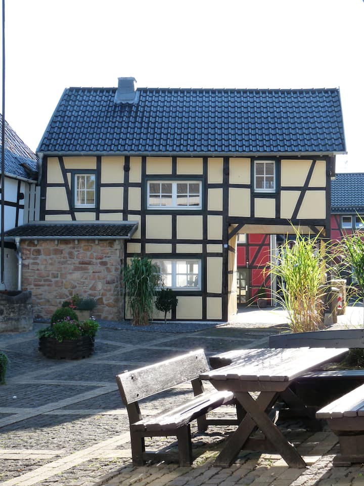 Ziehbrunnenhäuschen, half-timbered