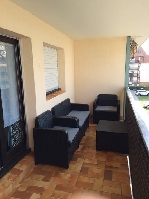 Loggia avec salon de jardin