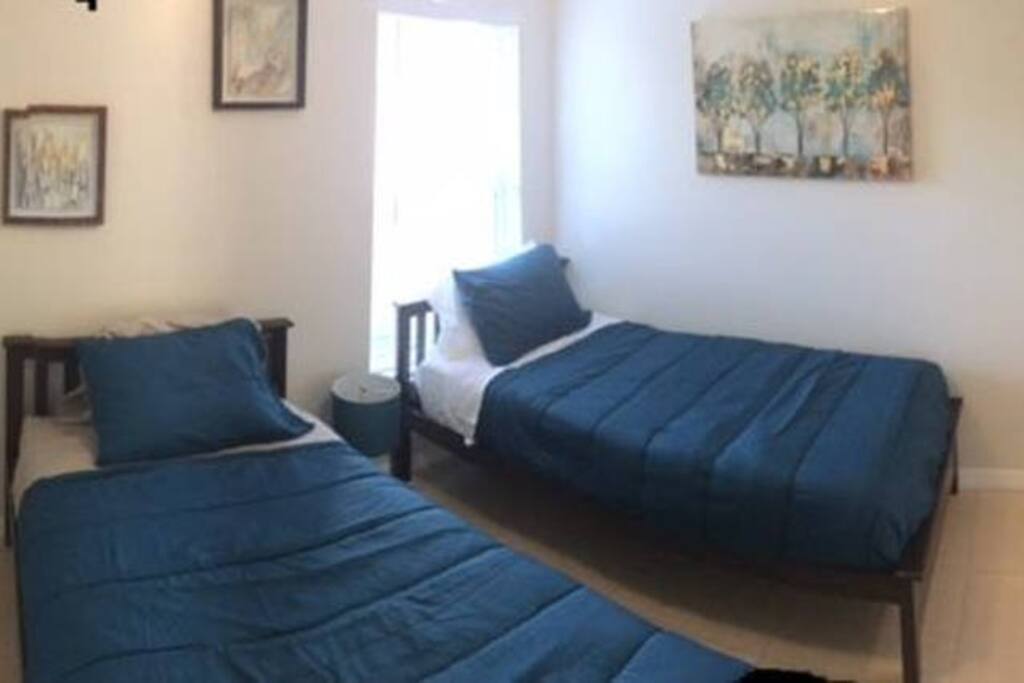 Second bedromm with 2 single beds
