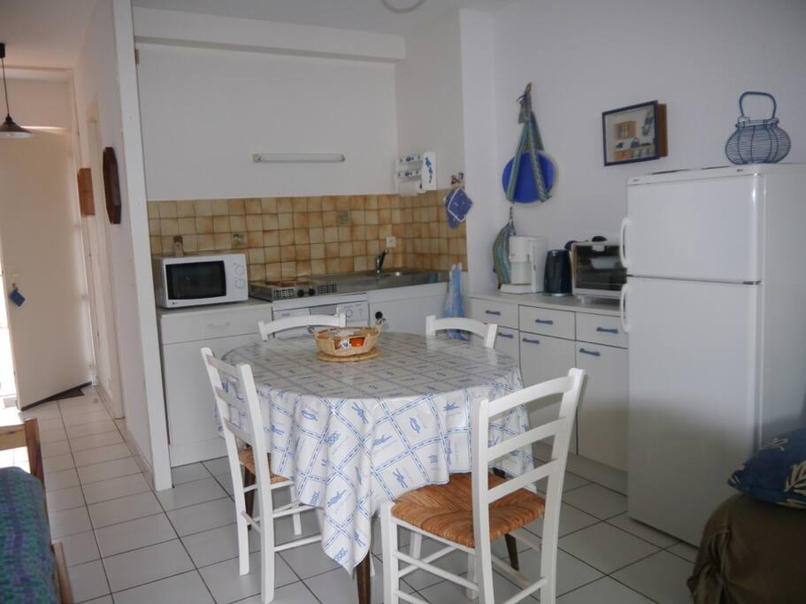 Coin cuisine (lave-vaisselle, four, micro-ondes, plaques de cuisson, réfrigérateur-congélateur)