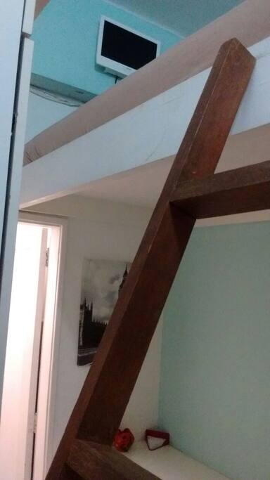 Detalhe da escada de acesso para Cama Tipo Mezanino