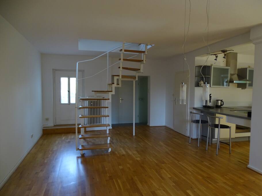 Treppe im Wohnraum zum
Dach-Schlafzimmer /Wohnraum jetzt möbliert