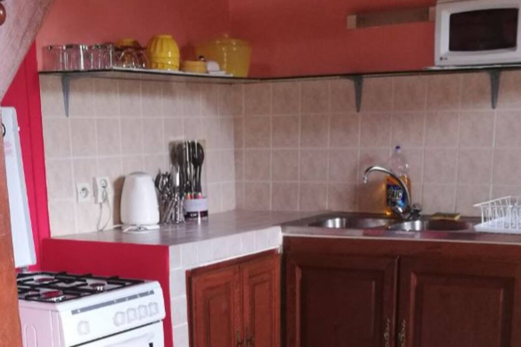 Cuisine équipée : réfrigérateur, gazinière, micro onde, vaisselles...
