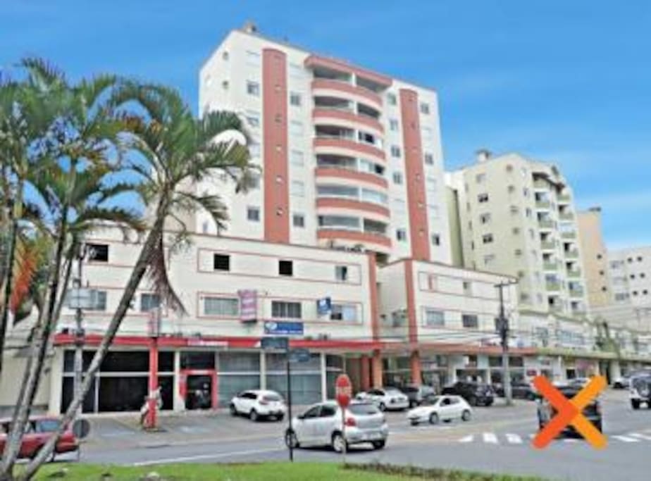 Prédio com ótima localização, com banco, farmácia, padarias, supermercados e restaurantes próximos