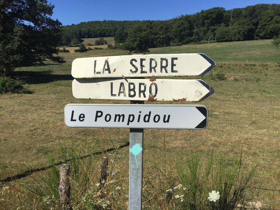 Panneaux de signalisation depuis la route de Glénat