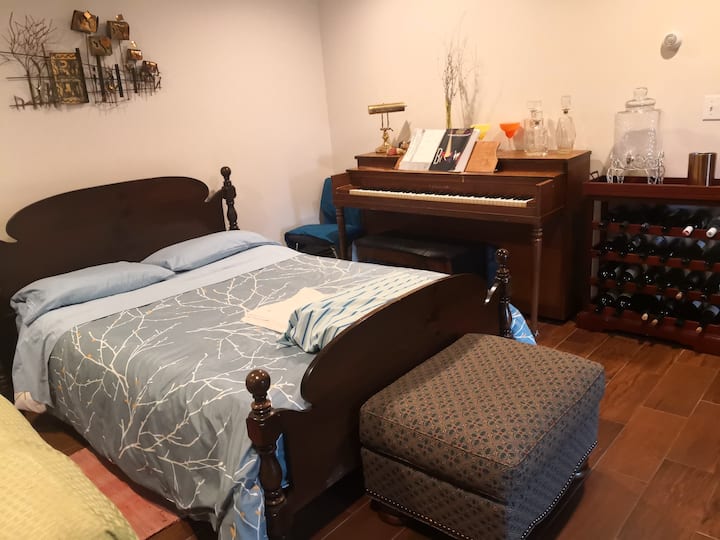 سرير مزدوج إضافي يواجه الأبواب الزجاجية حتى تتمكن من الاستمتاع بشمس شروق الشمس في الصباح ومشاهدة الغزلان ترعى على العشب عند الفجر والاستماع إلى الطيور (بعض الطيور تصنع الأعشاش تحت سقف الفناء الخاص بك).