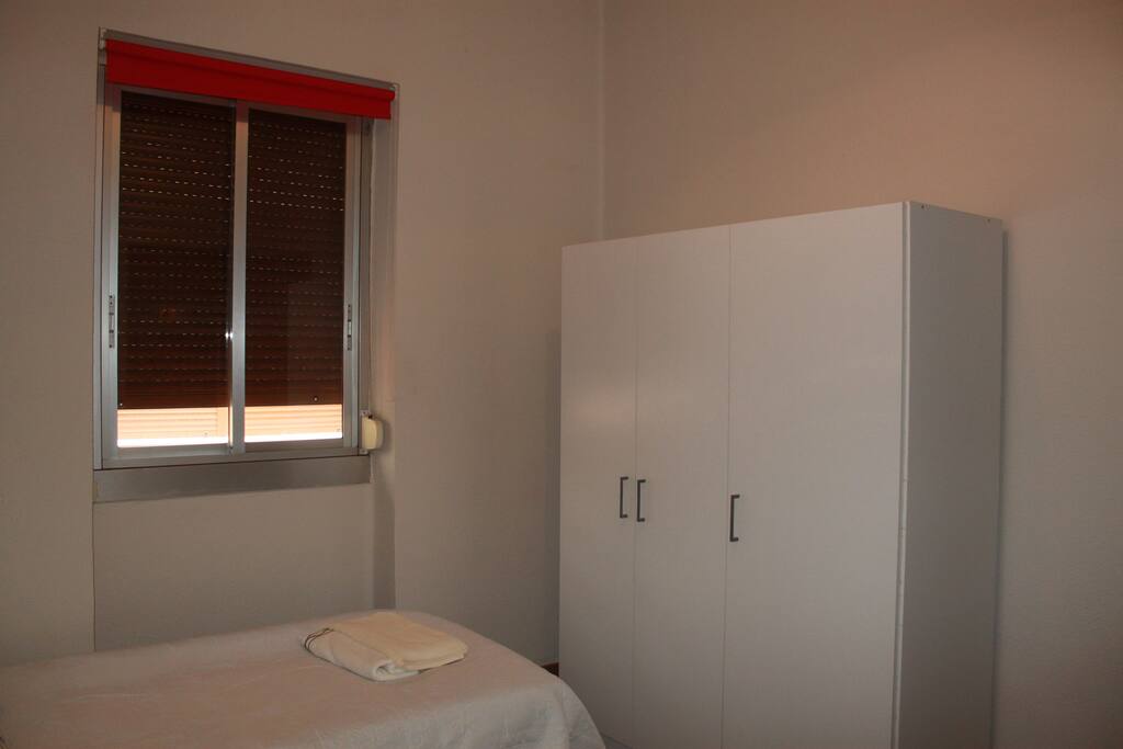 armario del dormitorio con dos camas