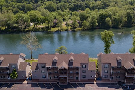 Lakefront Retreat