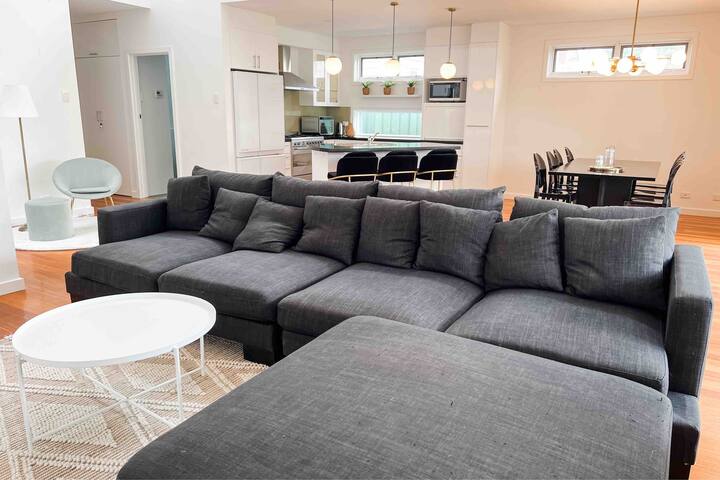 The Jade House | Spacious 4BR Retreat for Families gallery image 4