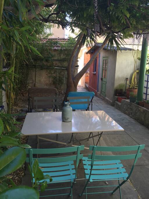 Terrasse: table, 4 chaises, 2 transats