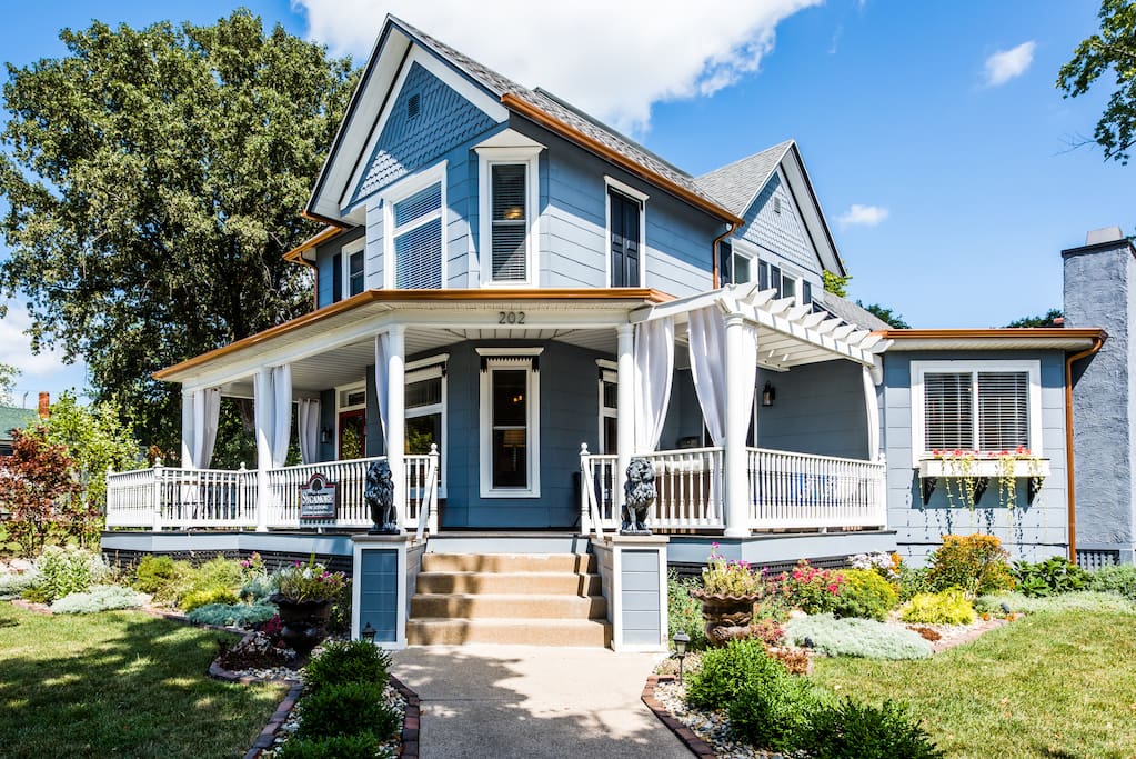 Sycamore Guesthouse, Three Oaks, Michigan. Fine Lodging and Vacation Rental that accommodates 1 - 13 guests. Right across the street from Journeyman Distillery and Staymaker Restaurant!