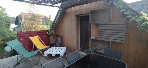 Dormitorio privado con terraza de madera.
