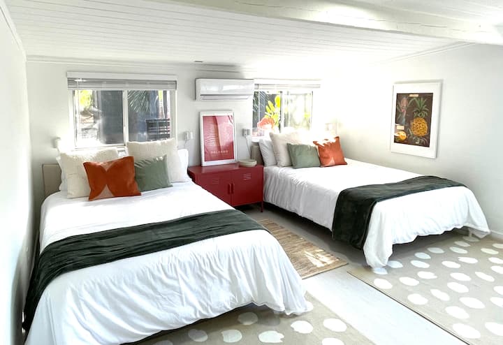 Მეორე საძინებელი მთავარ სახლში ორი დიდი საწოლით. Შენიშვნა - ორი საფეხურით ქვემოთ ოთახში. დიდი კარადები. 