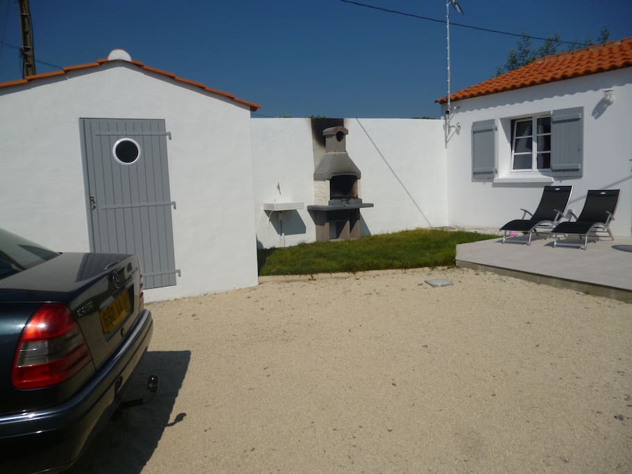 parking ,barbecue, local à vélos