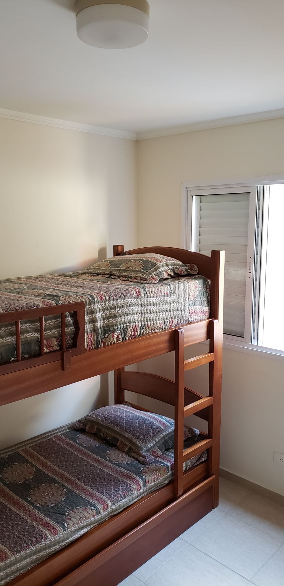 Izba 1: Poschodová posteľ pre 3 osoby (s rozkladacou posteľou). Máme prikrývky a vankúše, ale hosť si musí priniesť posteľnú bielizeň.