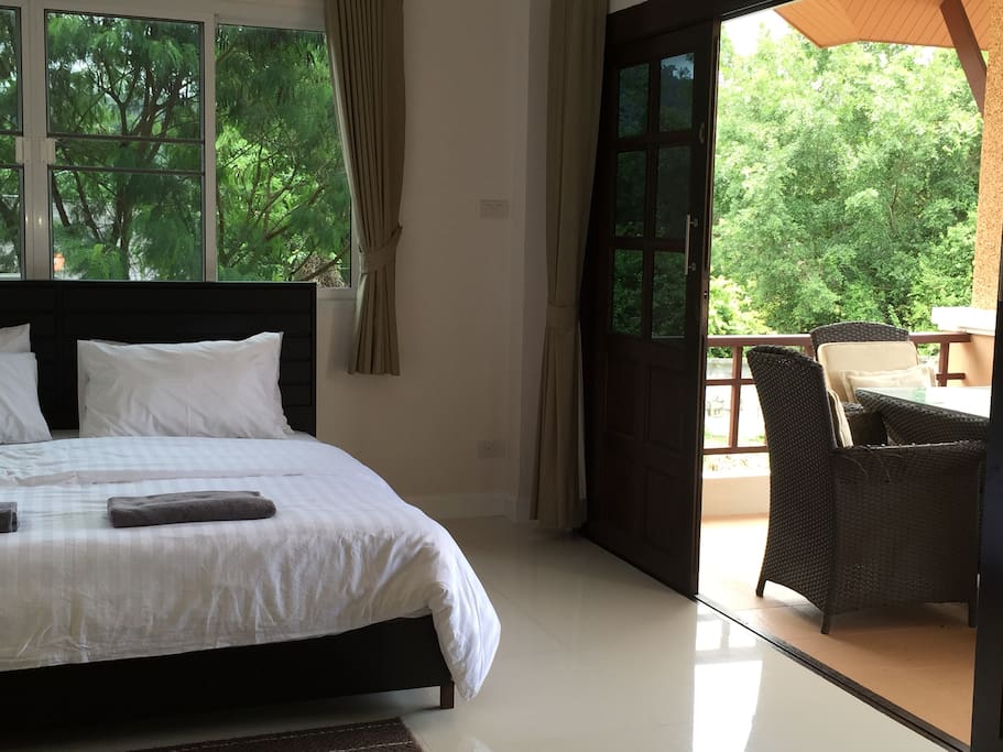 Master bedroom with a Kingsize bed, big balcony and a daybed.