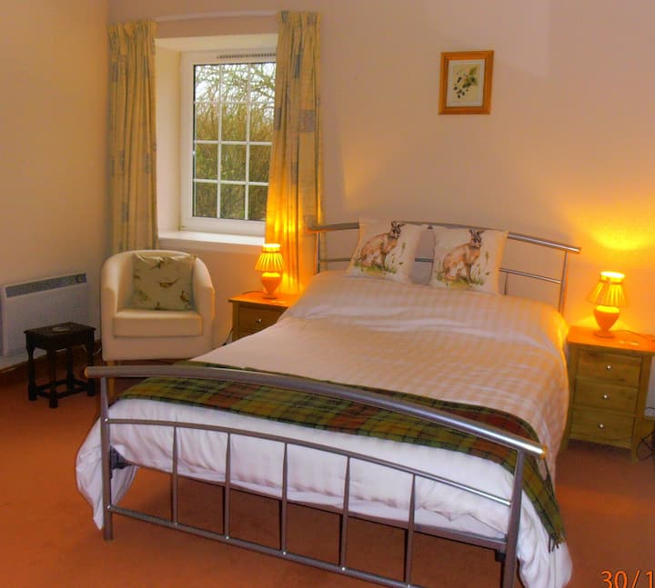 Chumba kikuu cha kulala cha 'Buchanan' cha ghorofa ya chini