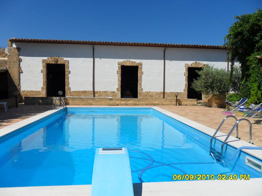 piscina con trampolino