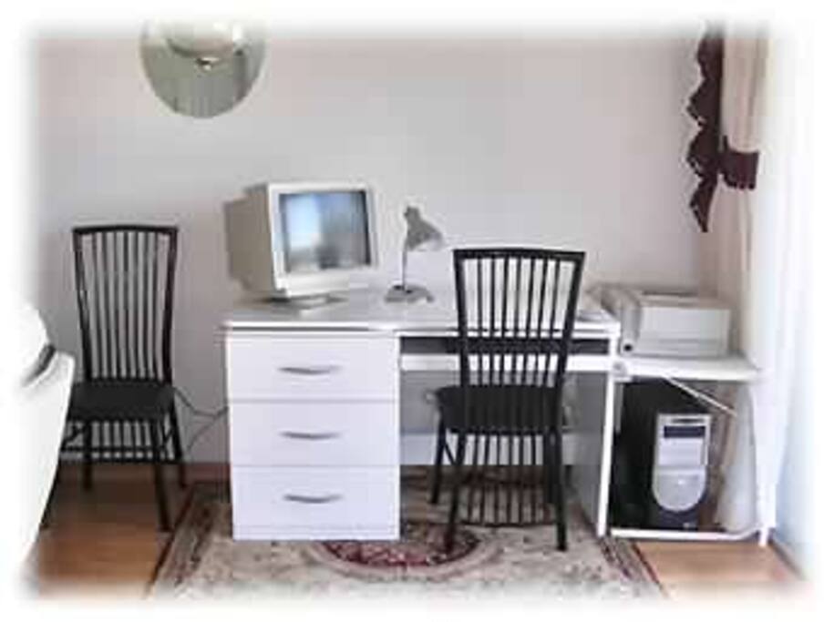 COMPUTER DESK