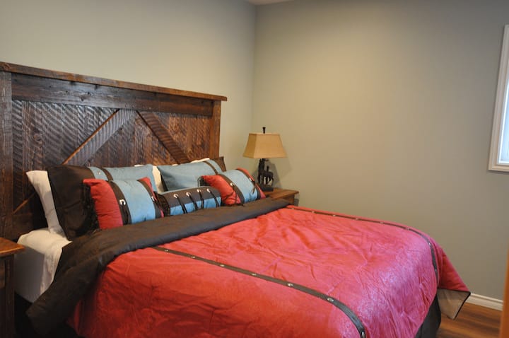 ห้องนอนชั้นล่าง