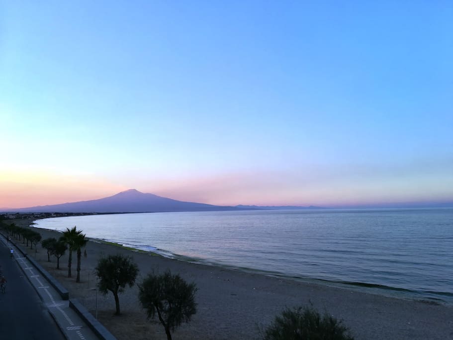 Vista panoramica spiaggia ed Etna