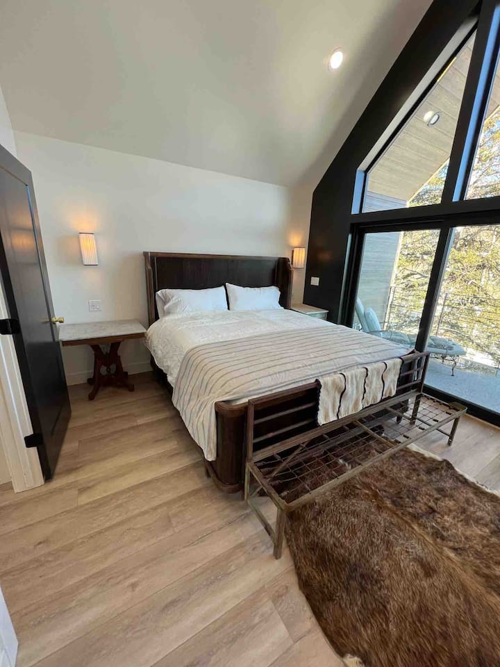 Dormitorio principal de arriba con cama tamaño king