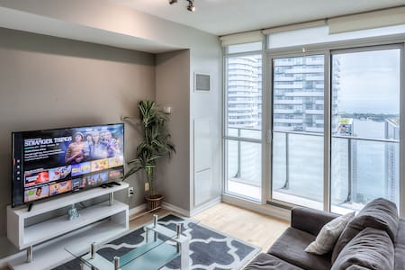 40th+ Floor Lake View Condo beside CN Tower