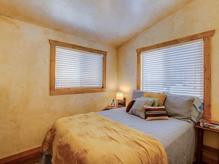 Bedroom (two twins/king)