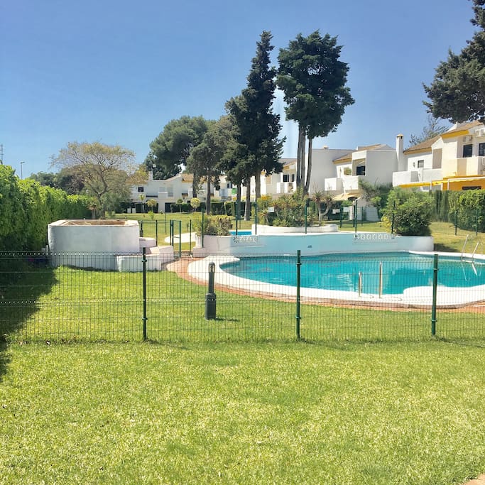 Jardin y piscina