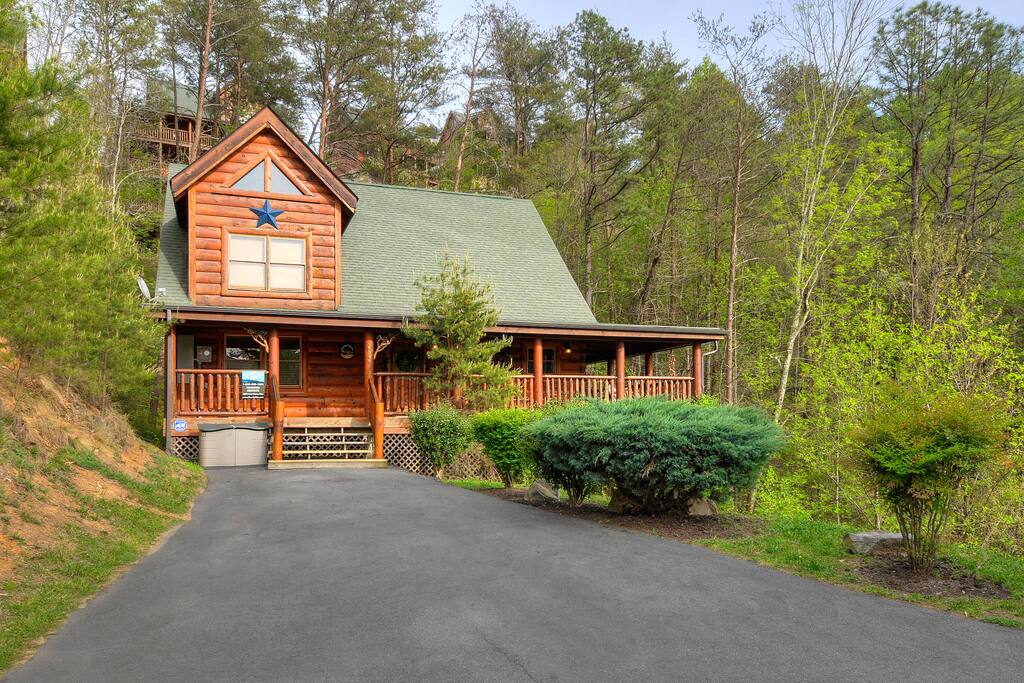 Front view of cabin - Parking area