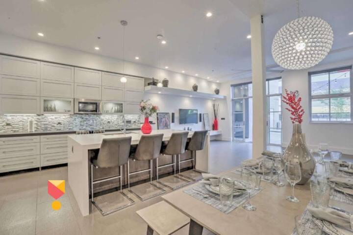 Best of the Row, 2000sf Terrace Villa —Happy Home gallery image 2